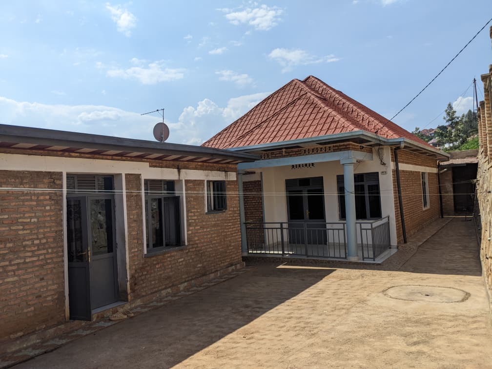 House &annexes for sale at Ruyenzi