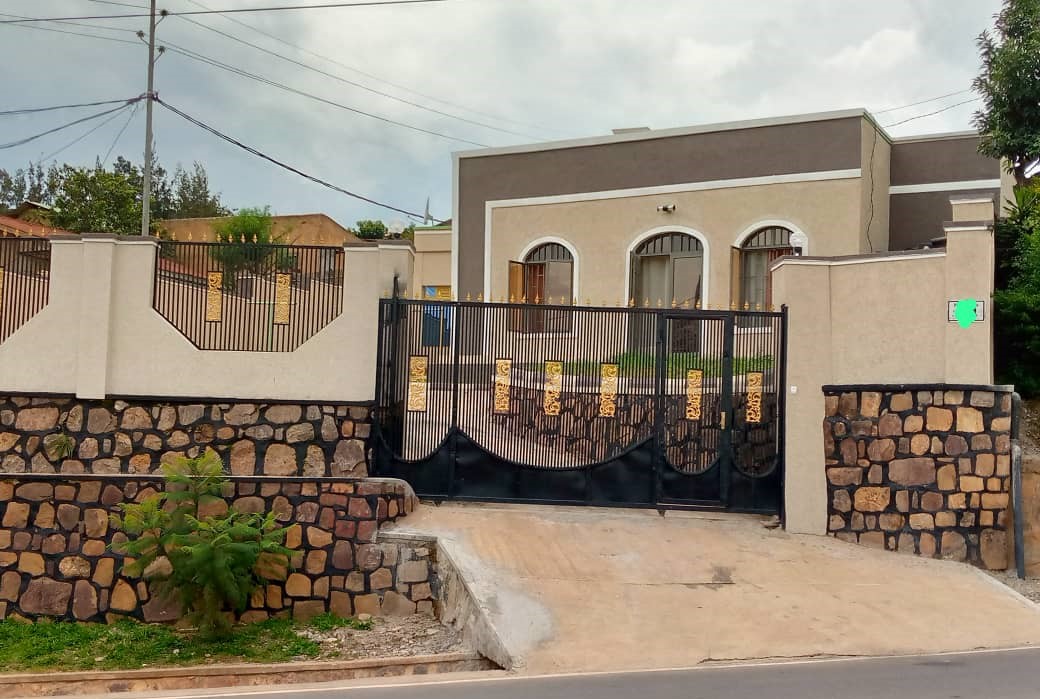 3 House in plot for sale at Kacyiru