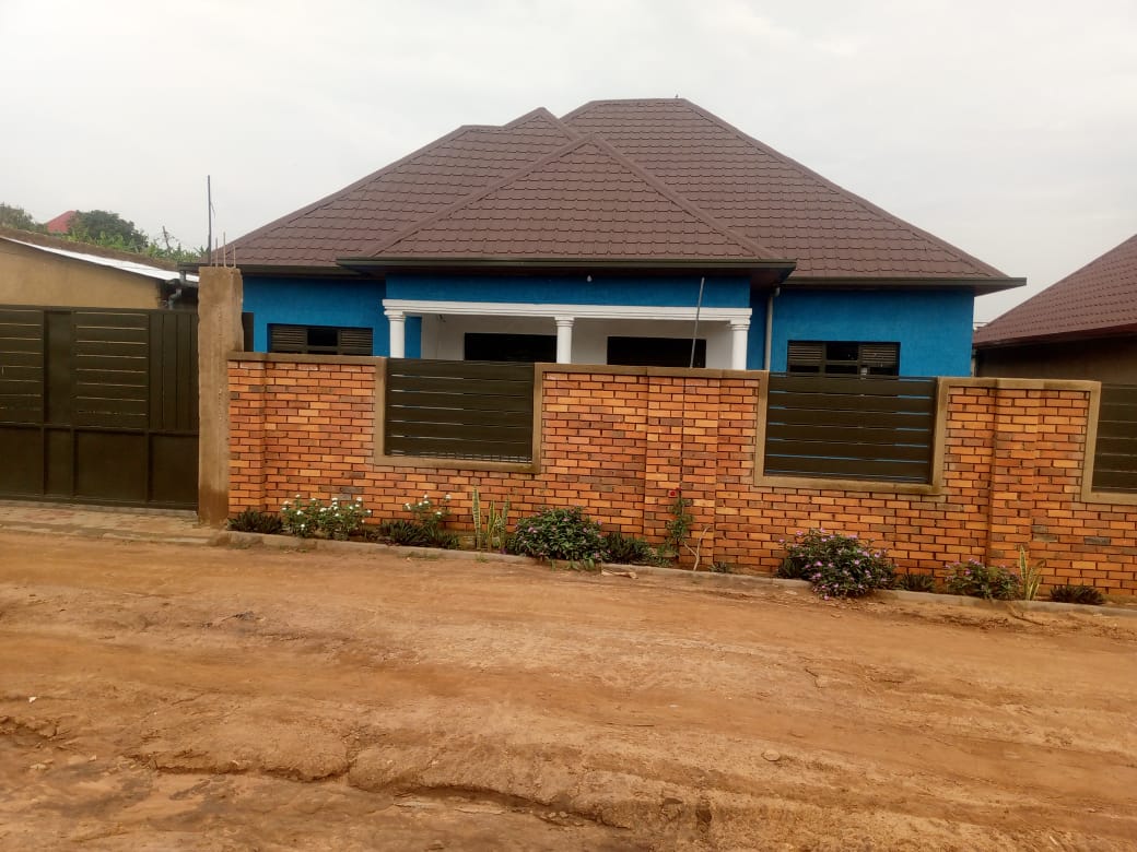 4 bedroom and 2birth ata Kanzenze