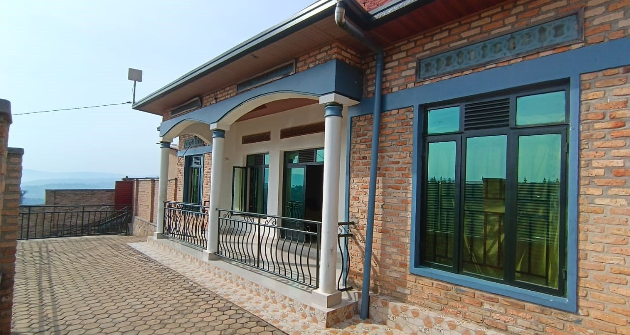 House sale at Bishenyi-Muganza(kubitaro byamaso)