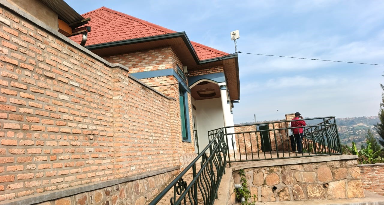 House sale at Bishenyi-Muganza(kubitaro byamaso)