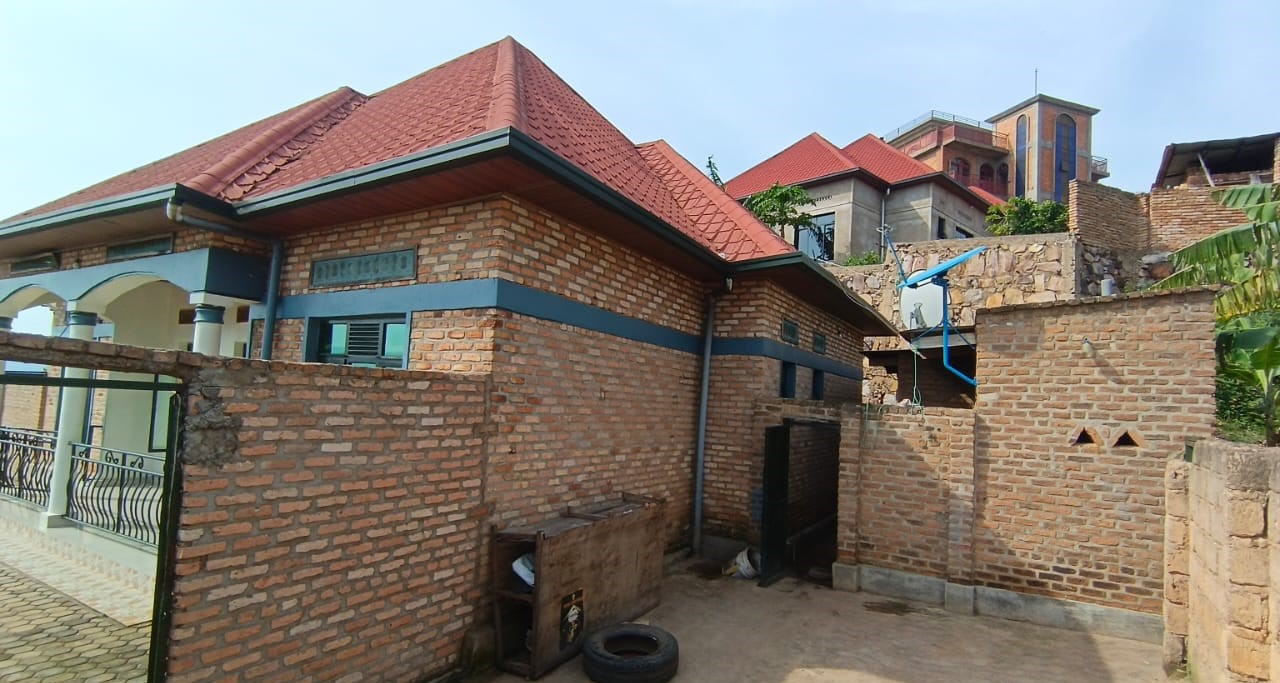 House sale at Bishenyi-Muganza(kubitaro byamaso)