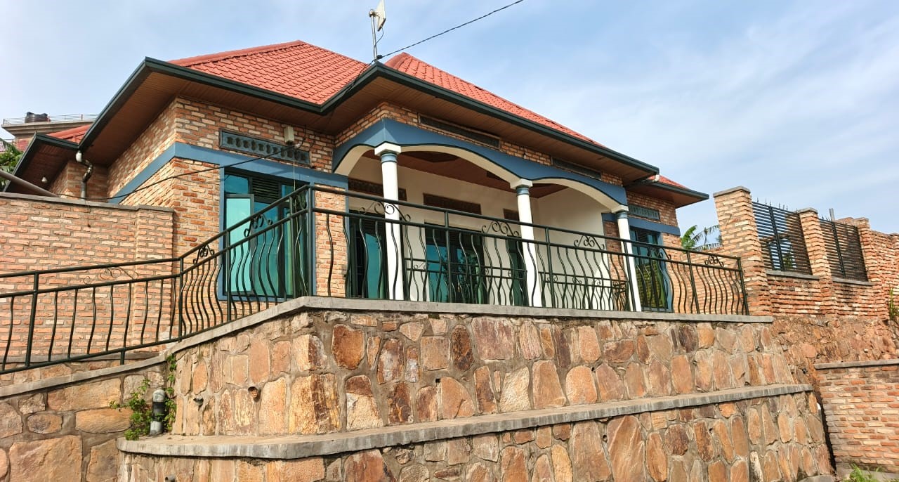 House sale at Bishenyi-Muganza(kubitaro byamaso)