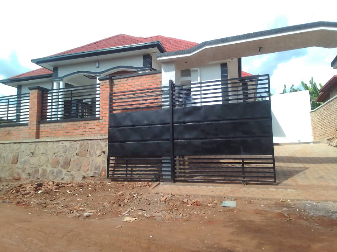 House sale at Busanza kwabamporiki